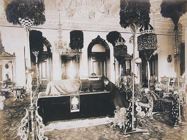 Kapiolani kneeling beside Kalakauas casket