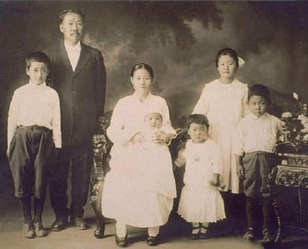 Korean immigrant family in Hawaii during the 19th century