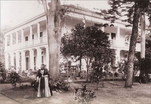 Liliuokalani outside Washington Place in 1893