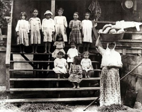 Portuguese immigrant family in Hawaii during the 19th century